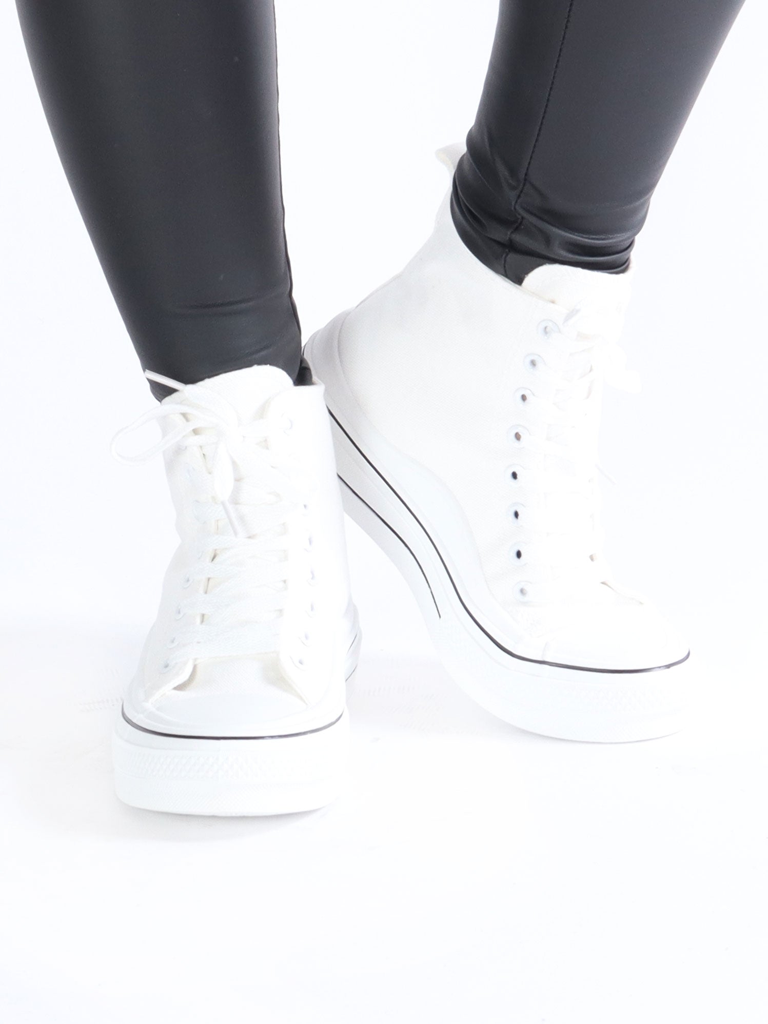 Serina - Sneakers med vita sulor